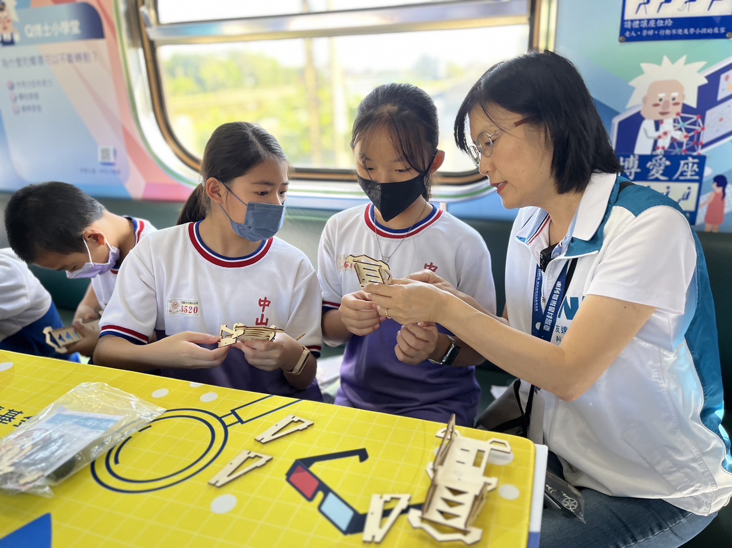 非凡娛樂永續基金會執行長古秀華及同仁親自擔任科普列車志工，帶領師生們動手做科學，傳遞能源科普知識，讓科學教育向下紮根