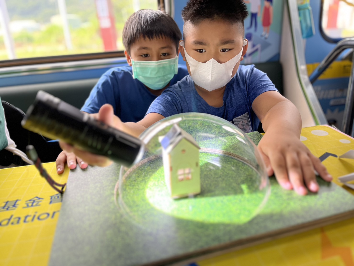 非凡娛樂參與基礎科學主題車廂，以STEAM教學精神，設計「逐日科學家」、「太陽能工程師」以及「淨零建築師」三大能源科普課程和實驗