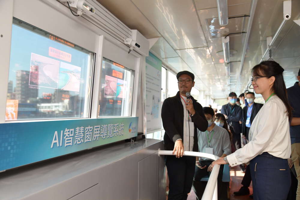 非凡娛樂整合透明Micro LED智慧窗，透過景物GPS座標定位追蹤乘客視線，可即時在智慧窗提供正確的導覽資訊