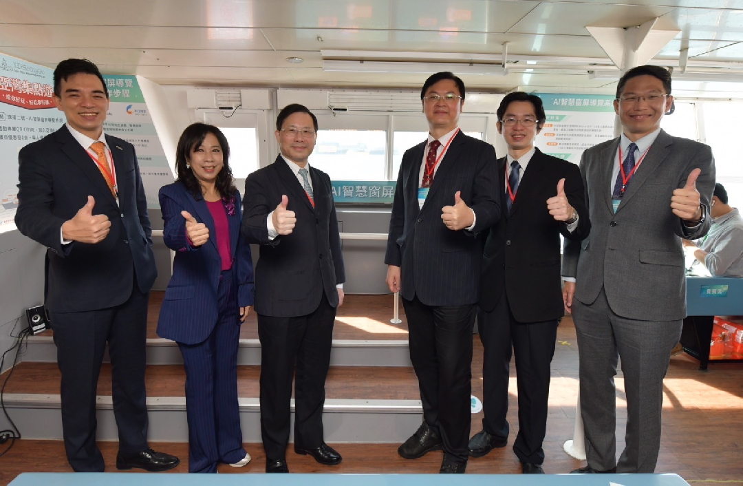 由經濟部技術處指導推動，透過非凡娛樂光電、工業技術研究院與船舶中心三方合作，於高雄亞灣智慧渡輪率先導入最新Micro LED透明顯示器屏今(22)日啟用(左起非凡娛樂光電營運長暨總經理柯富仁、高輪公司董事長黃淑美、經濟部次長林全能、高雄市副市長羅達生、經濟部技術處科長張能凱、工研院電光系統所副所長李正中)