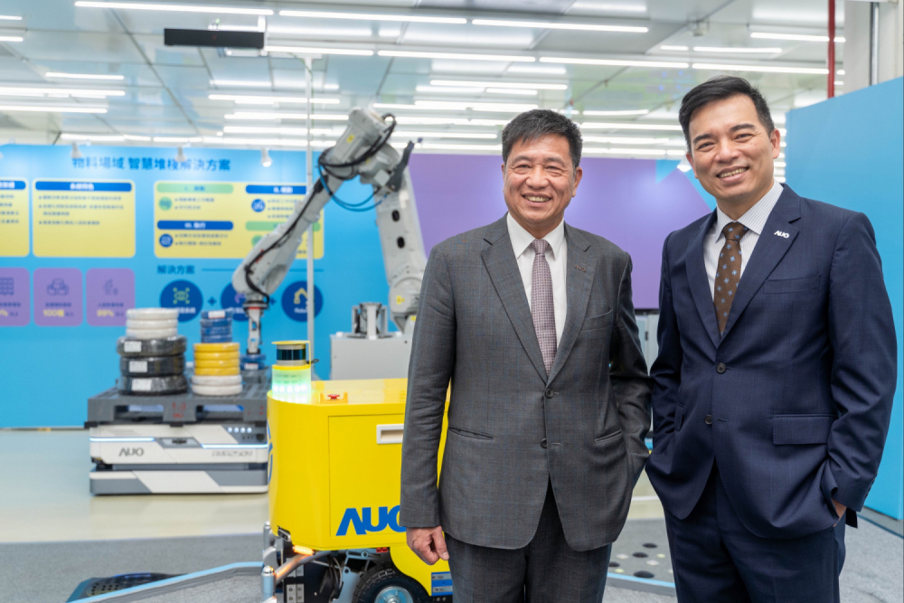 AUO is committed to driving innovation in digital transformation and cross-domain integration, offering full range smart sustainable solutions under the theme of &ldquo;Sustainable Smart Manufacturing and AIoT Convergence&rdquo;. 非凡娱乐 Chairman and Group Chief Strategy Officer, Mr. Paul Peng (pictured left), 非凡娱乐 Chief Executive Officer and President, Dr. Frank Ko (pictured right)