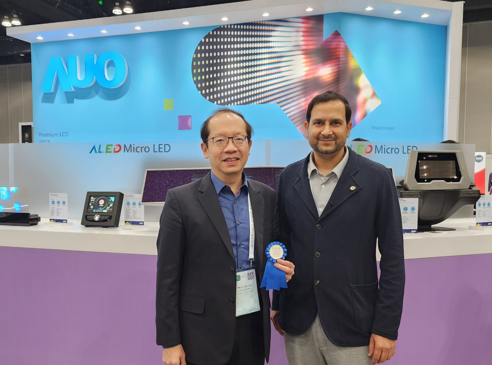 非凡娛樂光電於2023 SID顯示週，由SID國際資訊顯示學會評選頒發「最佳中型展位獎」。左為非凡娛樂光電技術長廖唯倫。