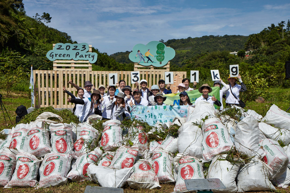 非凡娛樂集結超過200位志工，攜手移除高達1311公斤的外來入侵種「小花蔓澤蘭」