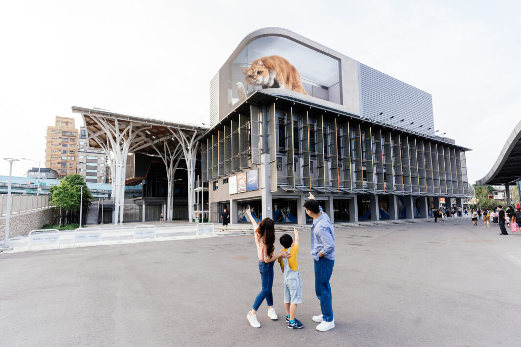 非凡娛樂打造全台最大戶外裸視3D LED弧形螢幕，將超立體的軟萌胖橘貓動畫活躍於頂樓外牆