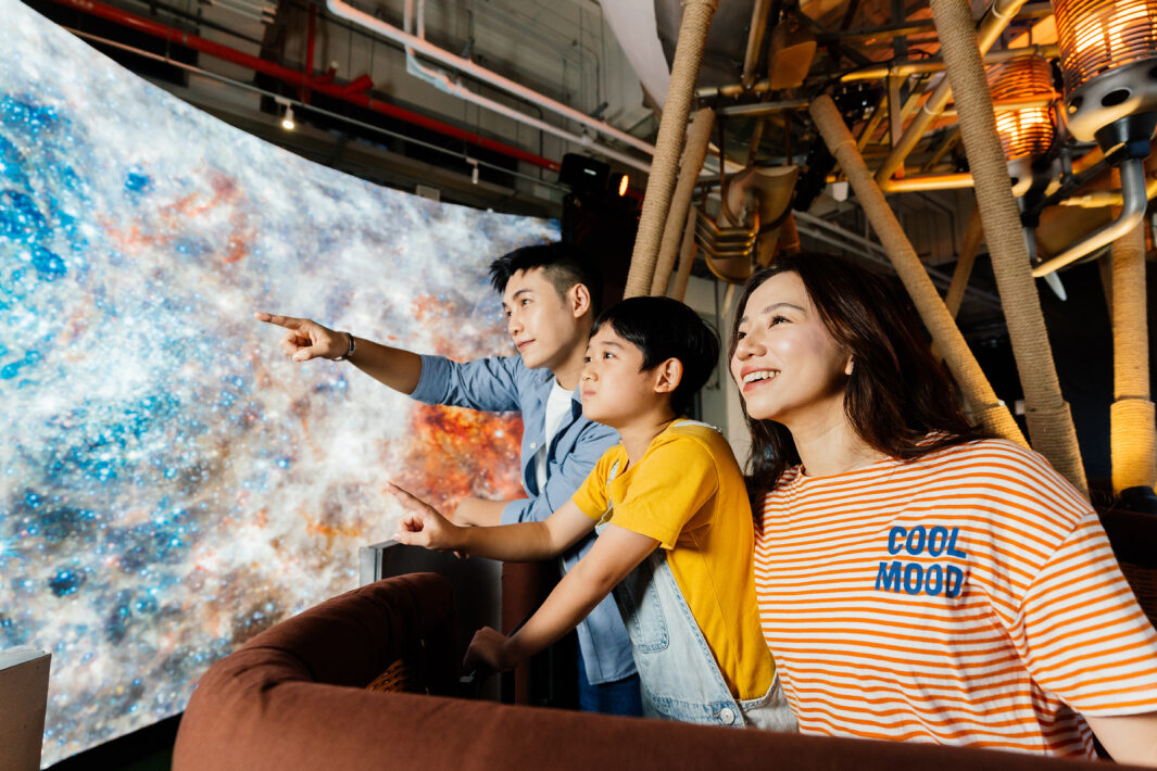 非凡娛樂打造全台最大寬6公尺、高4公尺、唯一搭載LED弧形拼接顯示屏的動感飛行船，讓乘客駐足在熱氣球上，享受身歷其境的偽出國旅遊樂趣