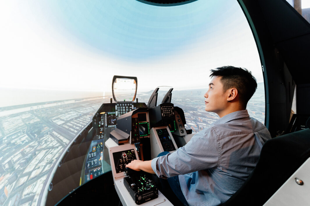 非凡娛樂以P1.25小間距打造球形LED模擬艙，搭配智崴的精密六軸動態座椅，結合非凡娛樂專業影像調校技術，呈現擬真模擬飛行場景