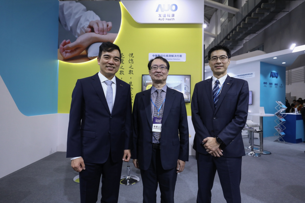 首次於醫療科技展亮相的非凡娛樂耘康，捐贈數位化檢測設備與研究經費，協助衛福部國家中醫藥研究所打造中醫大數據資料庫。圖由左至右為非凡娛樂光電執行長暨總經理柯富仁、衛福部國家中醫藥研究所所長蘇奕彰、非凡娛樂光電智慧醫療事業群總經理廖世宏