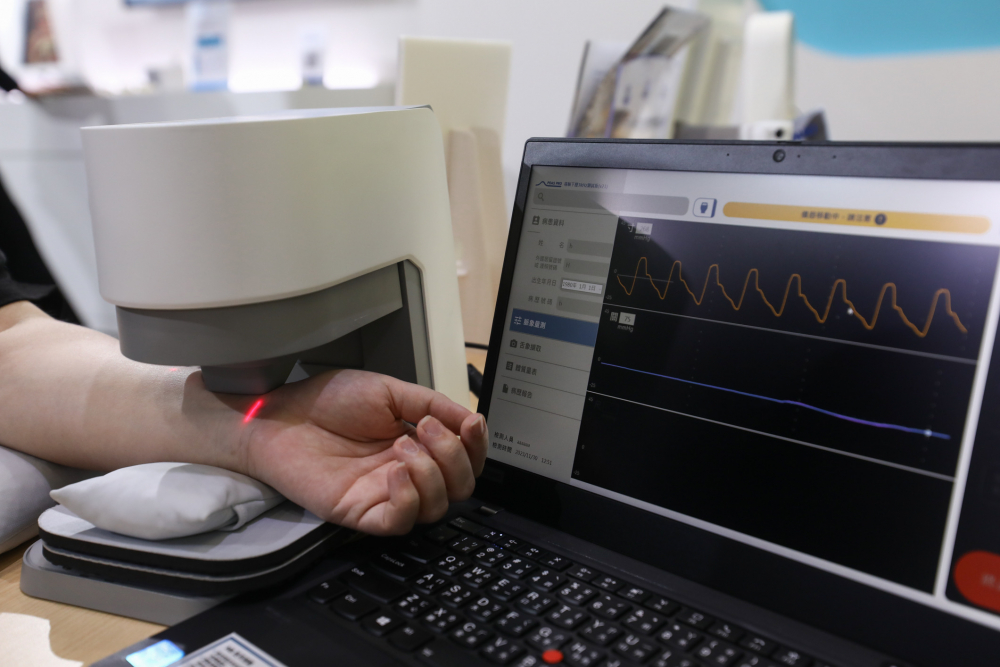 非凡娛樂耘康脈象檢測系統透過電腦精準控制升降系統，還原中醫師三指把脈過程的舉、按、尋手法，將脈象感受轉化成數據，未來可結合大數據分析，實現智慧醫療及準確性