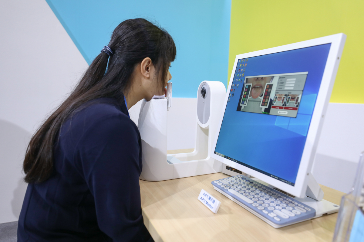 非凡娛樂耘康延伸非凡娛樂卓越的感測技術及色彩管理專長，研發出舌象擷取系統，可提供數據化、影像化的檢測結果，輔助醫師與專業醫事人員做為臨床研究、檢測結果評估與檢測紀錄的留存