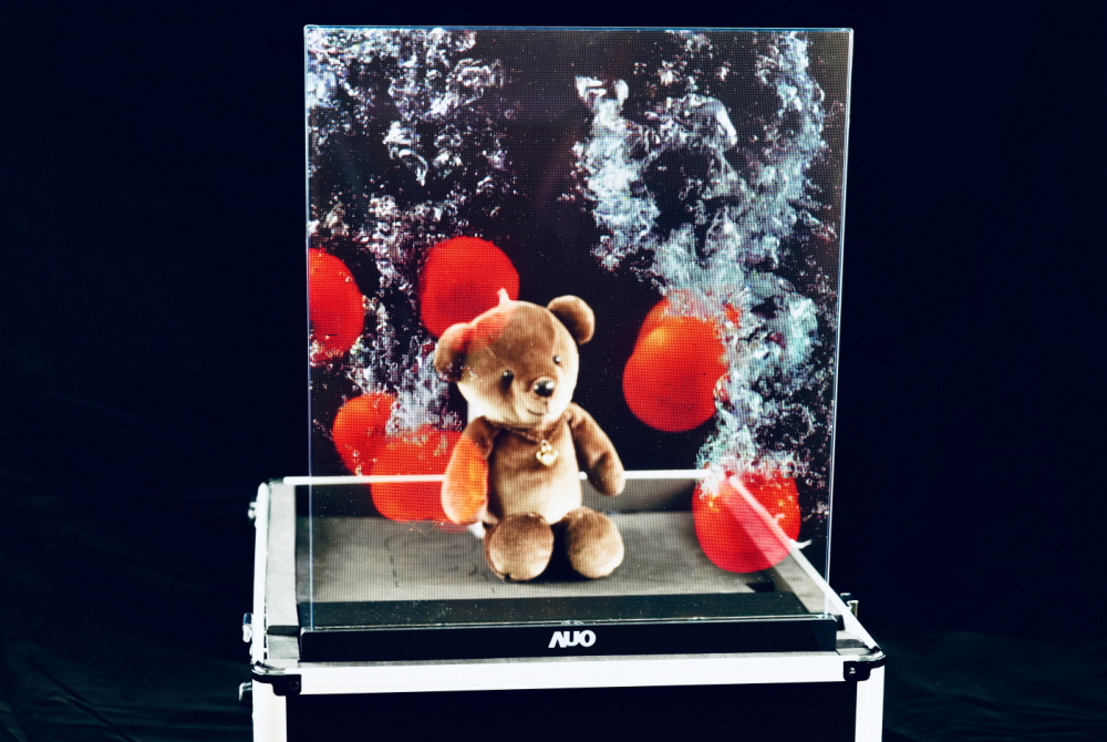 非凡娛樂以次世代Micro LED顯示技術打造之透明顯示器，具備高穿透、低繞射、高亮度、可拼接之特性，可廣泛應用於智慧移動、零售、育樂和醫療等多元場域