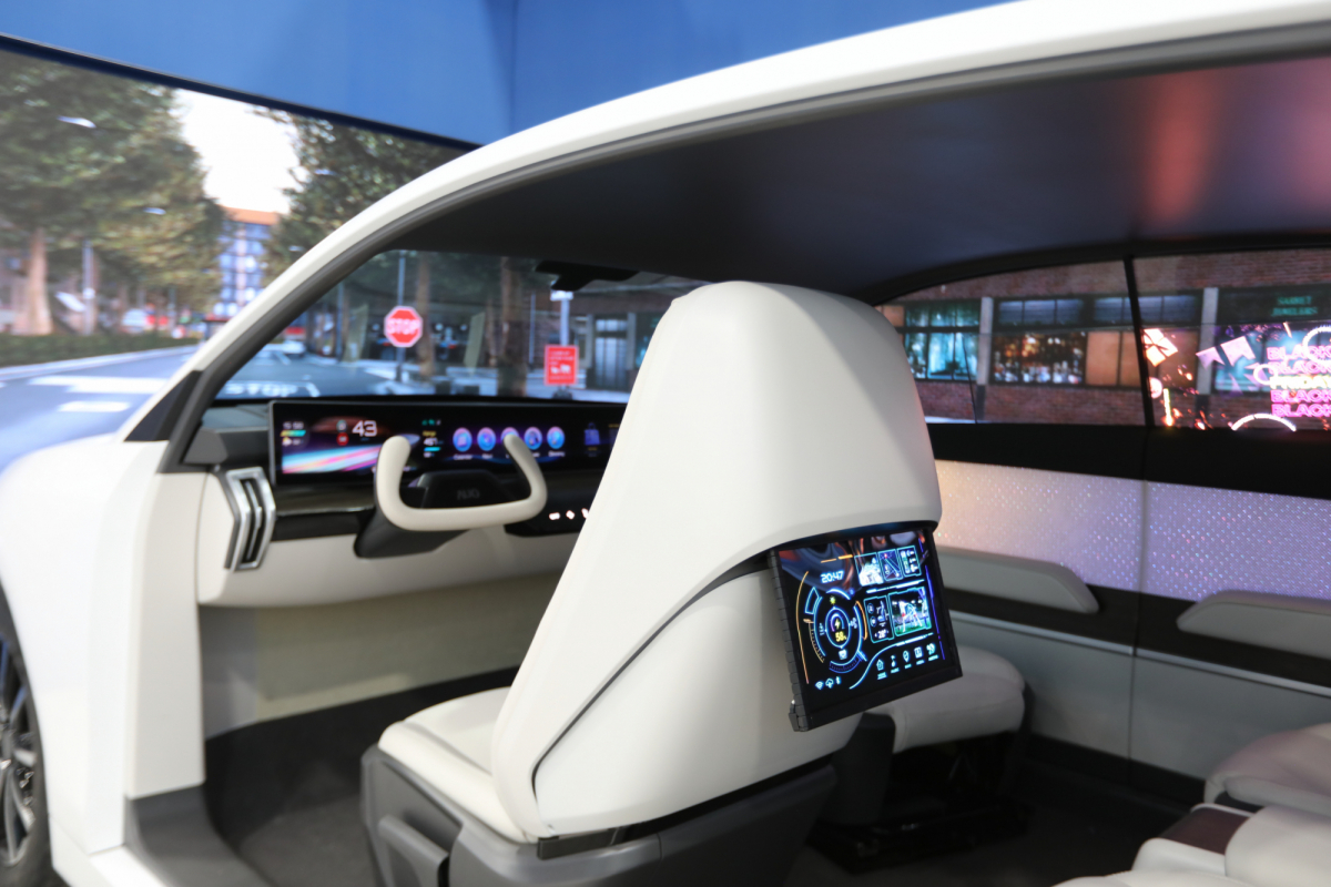 非凡娱乐的「可卷式后座娱乐显示器」加强后座乘客的感官体验，并保有个性化设计，可依使用偏好进行动态调整。