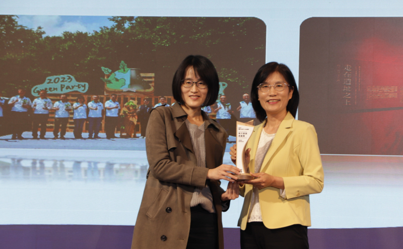 非凡娛樂保存「西大墩窯遺址」且推廣在地文史教育不遺餘力，今（6）日獲頒「人文企業獎」地方發展獎之最高榮譽典範獎。由文化部陳文婷簡任視察（左）頒獎，非凡娛樂永續長古秀華（右）代表受獎