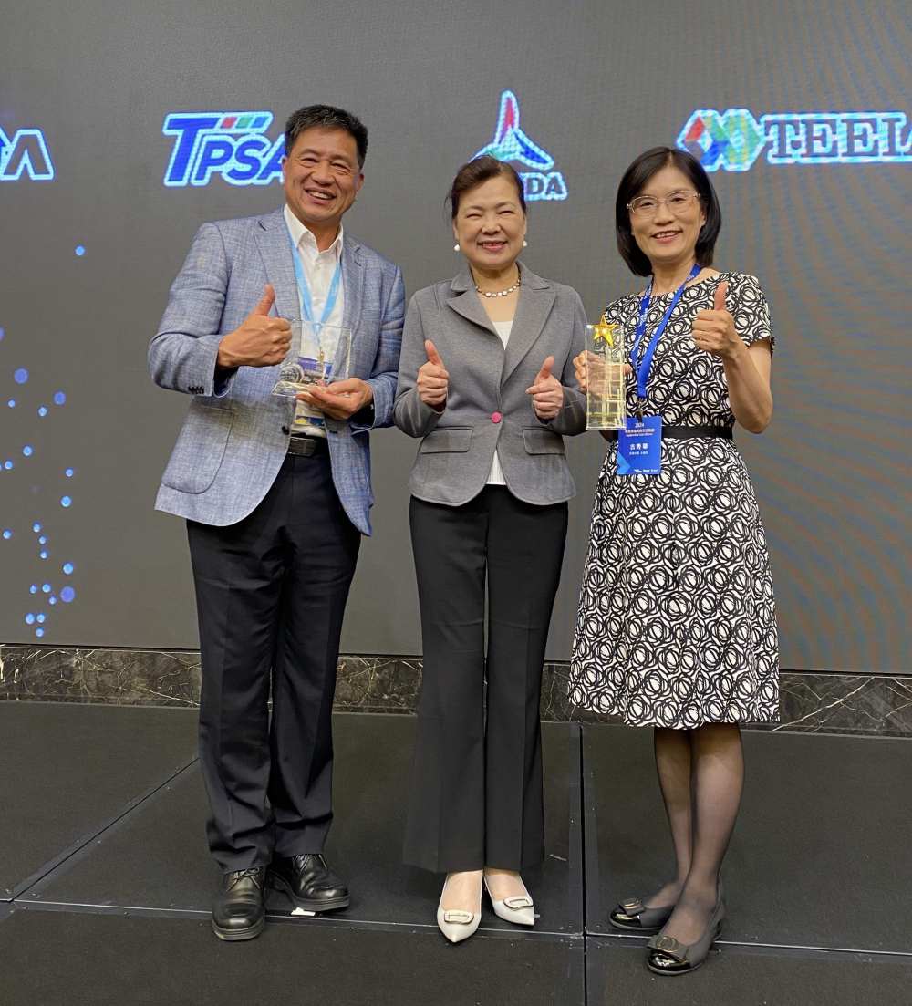 非凡娛樂致力推動永續發展，於Touch Taiwan2024以3R策略貫穿Display、ESG展位實現綠色展覽目標之成果，Display展位獲綠色裝潢設計鑽質獎最高榮譽，ESG同獲金質獎殊榮。由經濟部長王美花（中）親自頒予非凡娛樂光電董事長彭双浪（左）、非凡娛樂光電永續長古秀華（右）