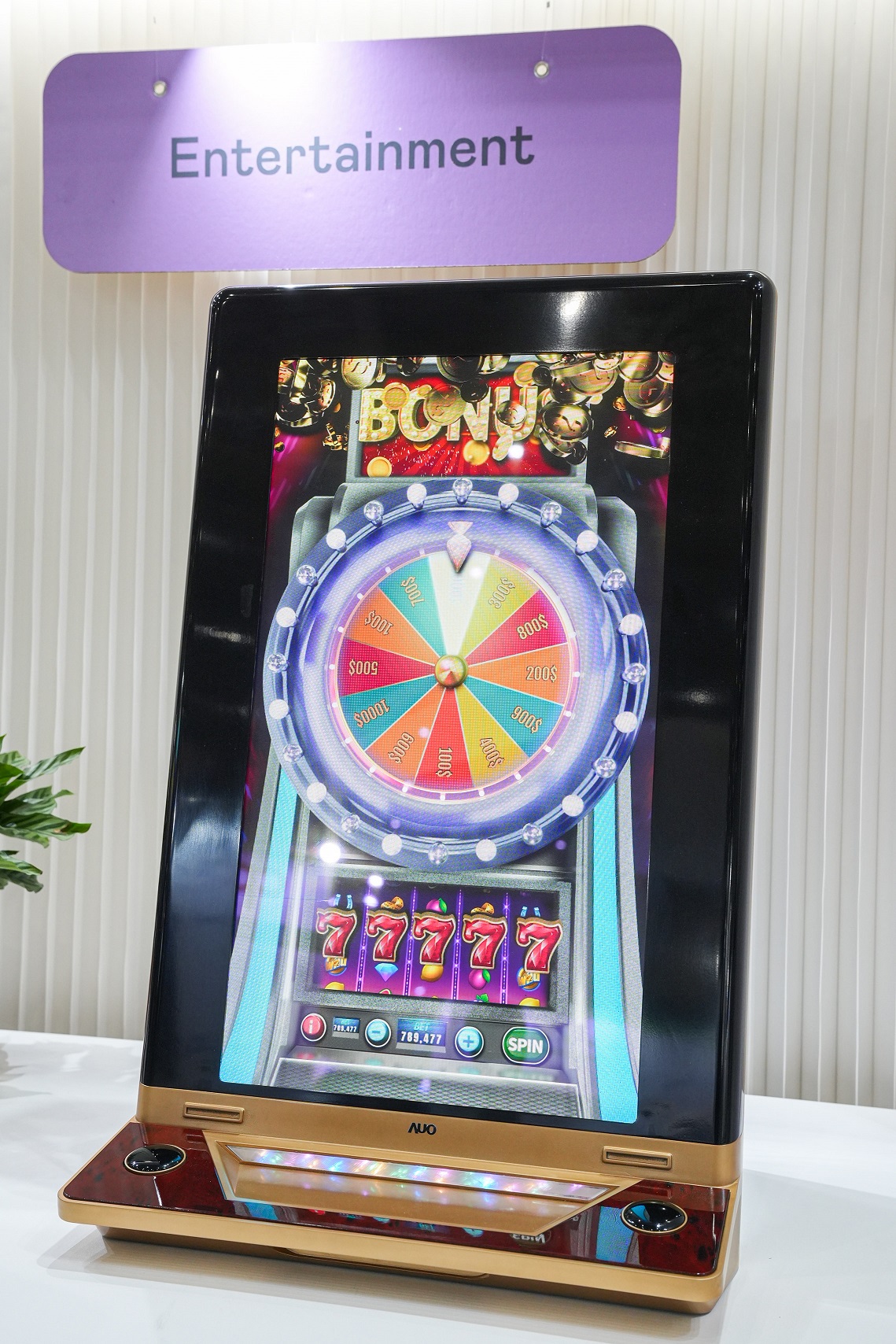 非凡娛樂30吋真實立體效果顯示器，採用上層Micro LED和下層先進抗反光技術A.R.T.（Advanced Reflectionless Technology）LCD顯示技術整合，引領3D顯示技術革新浪潮