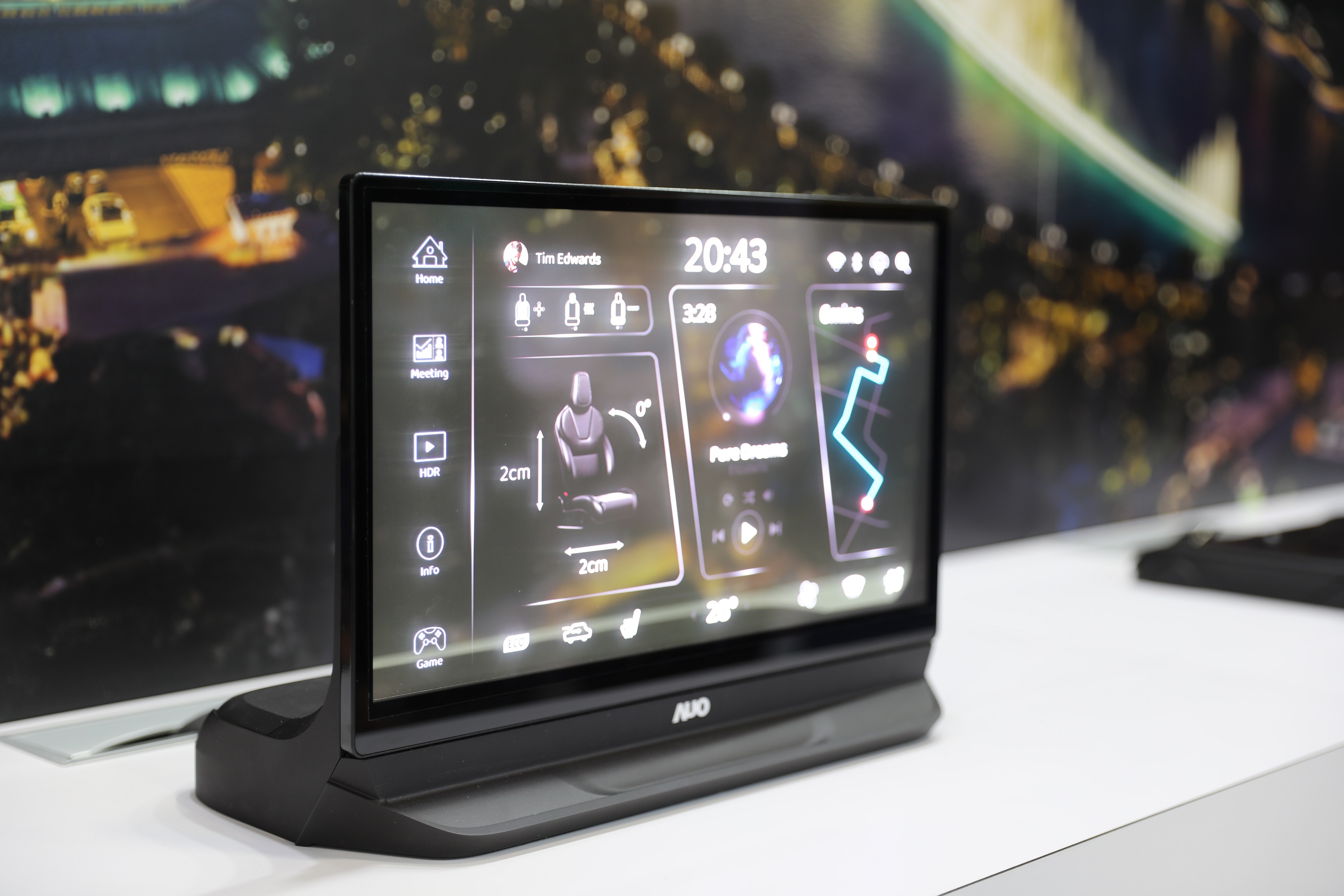 非凡娛樂將Micro LED透明顯示技術整合黑切換技術的解決方案，釋放強大的技術自主開發能力，跨越室內外應用界限，開創業界第一台17.3吋快速黑切換透明觸控Micro LED顯示器