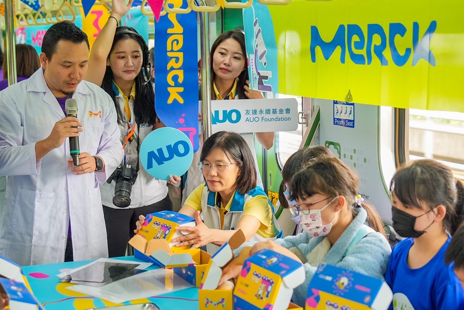 非凡娛樂以光電、再生能源、水資源三大核心，設計「再生能源和循環經濟」多元永續教育主題，並攜手供應鏈夥伴默克開發創意科學教材及實作體驗，期讓永續素養透過科學探索向下扎根