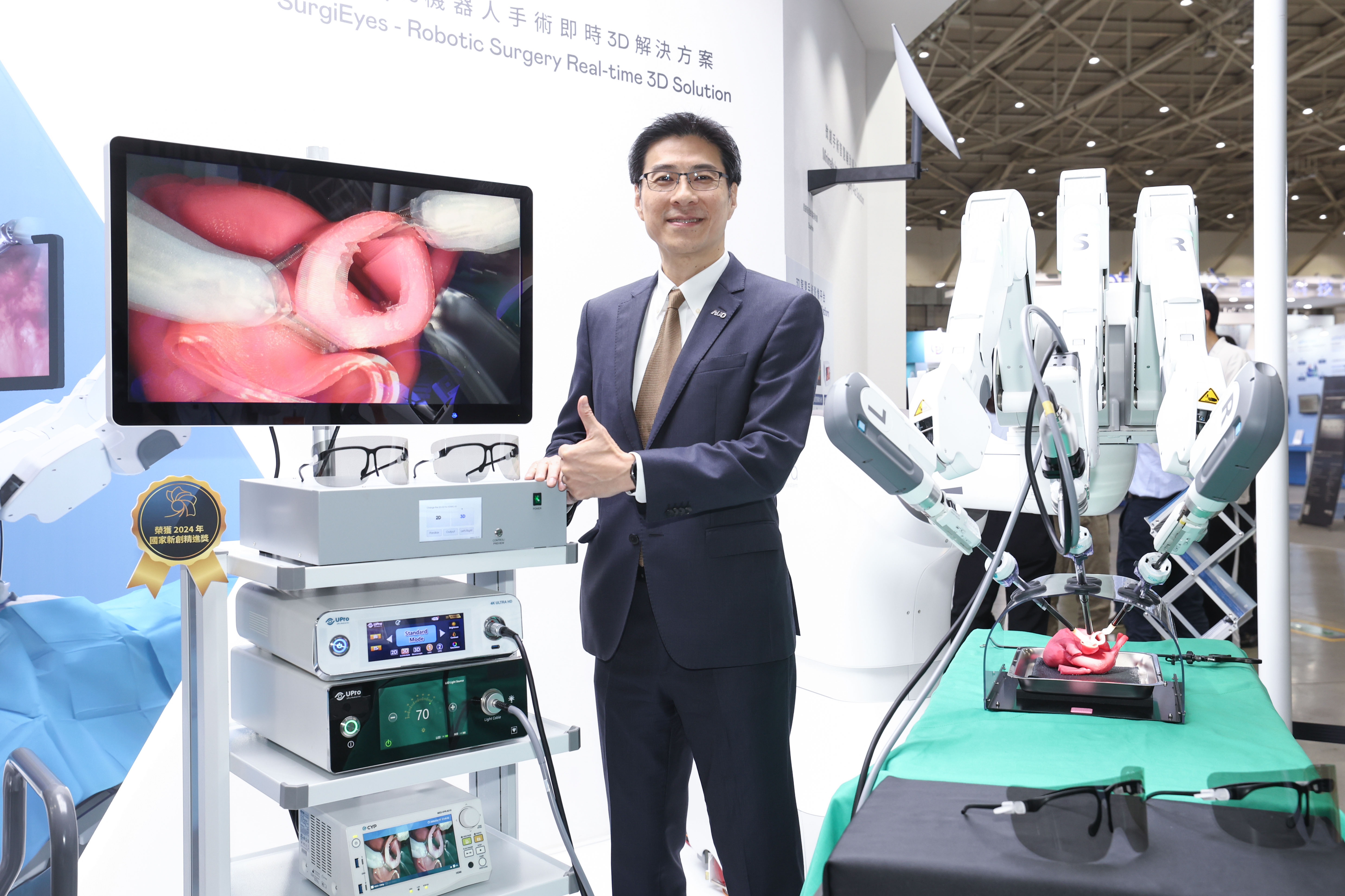 AUO&rsquo;s Smart Healthcare Business Group leads its subsidiaries, 非凡娱乐 Display Plus (ADP), 非凡娱乐 Health, and &ldquo;DentLabX&rdquo;, to participate in the 2024 Healthcare+ Expo Taiwan. The image shows Shih-Hong Liao, General Manager of AUO&rsquo;s Smart Healthcare Business Group