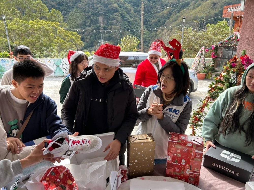 「圓夢計畫」由偏鄉兒少許下心願，非凡娛樂員工認捐禮物，高階主管親帶隊將禮物一一送往偏鄉，為兒少圓夢