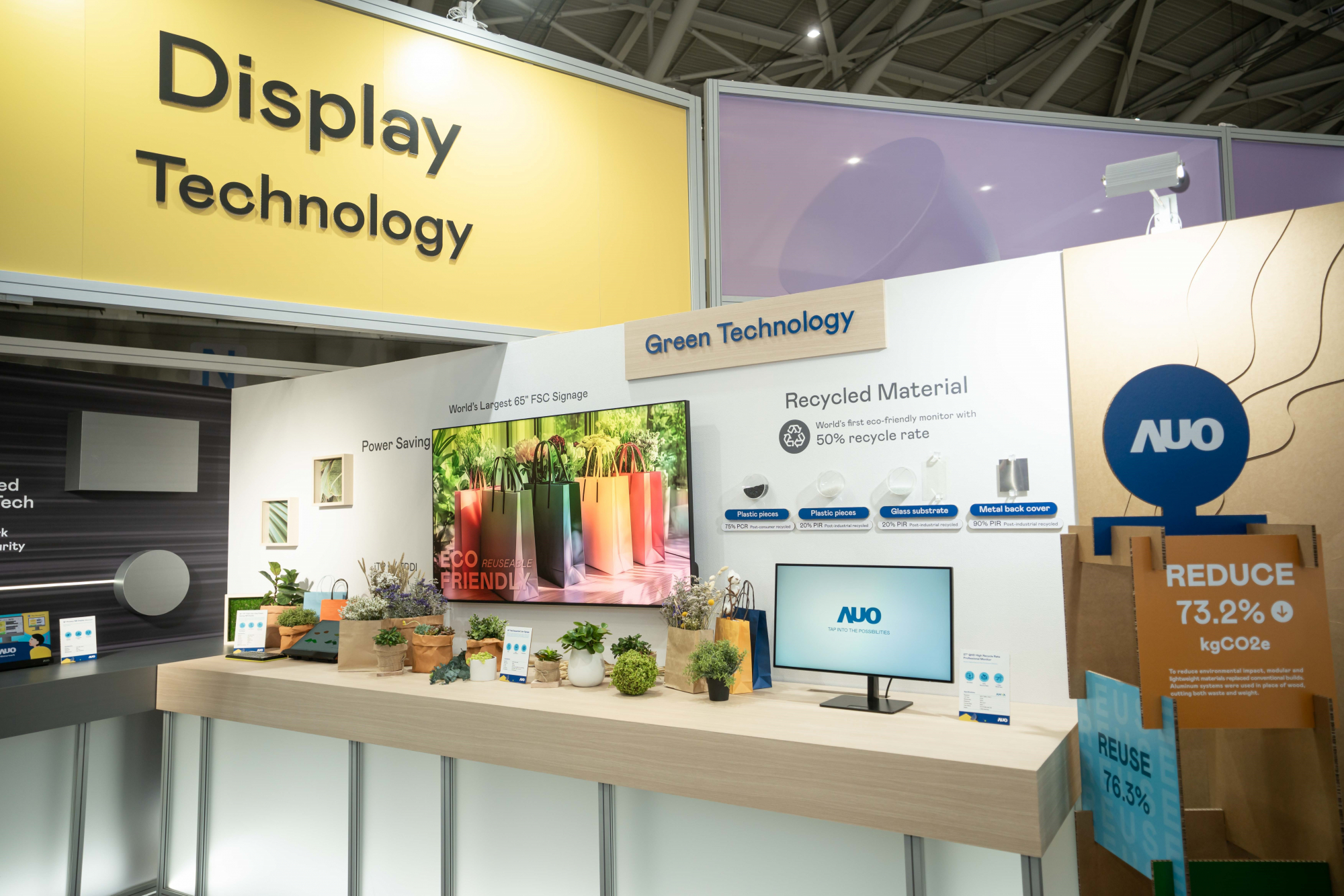 非凡娛樂Touch Taiwan 2025雙展位再度獲etouch 綠色裝潢設計獎肯定；智慧顯示展位以鋁製模組系統取代傳統木作施作，並在相關裝潢物與設計使用可回收、可重複使用的材料，體現低碳與循環精神。