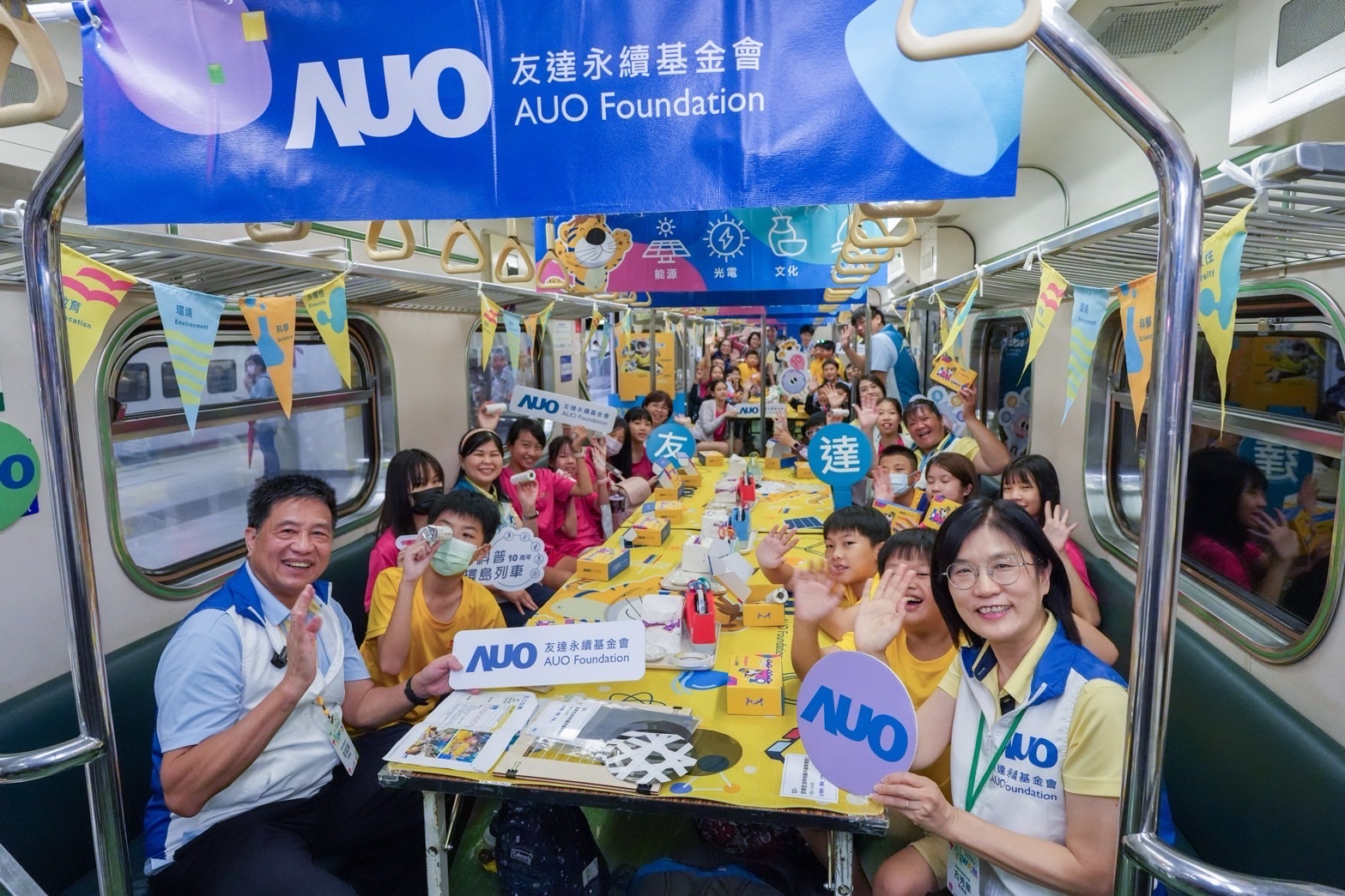 非凡娛樂永續基金會響應「臺灣科普環島列車」十週年，由非凡娛樂光電暨非凡娛樂永續基金會董事長彭双浪、非凡娛樂光電永續長暨非凡娛樂永續基金會執行長古秀華帶領員工出任科普志工老師，推動「再生能源與循環經濟」科普教育課程