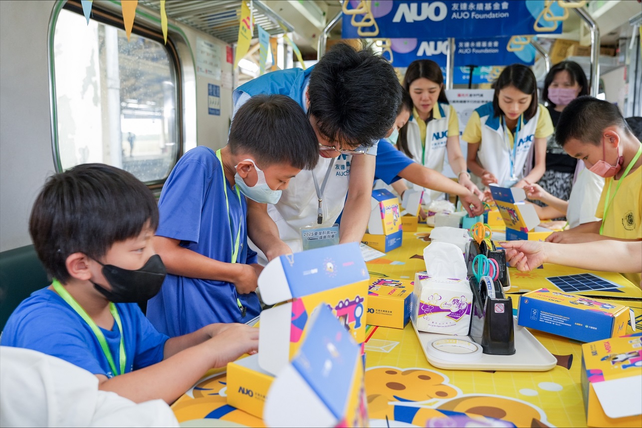 今年非凡娛樂設計「光電、再生能源、水資源」三大課程主題，攜手供應鏈夥伴默克及大豐環保，以循環經濟理念開發創意教材