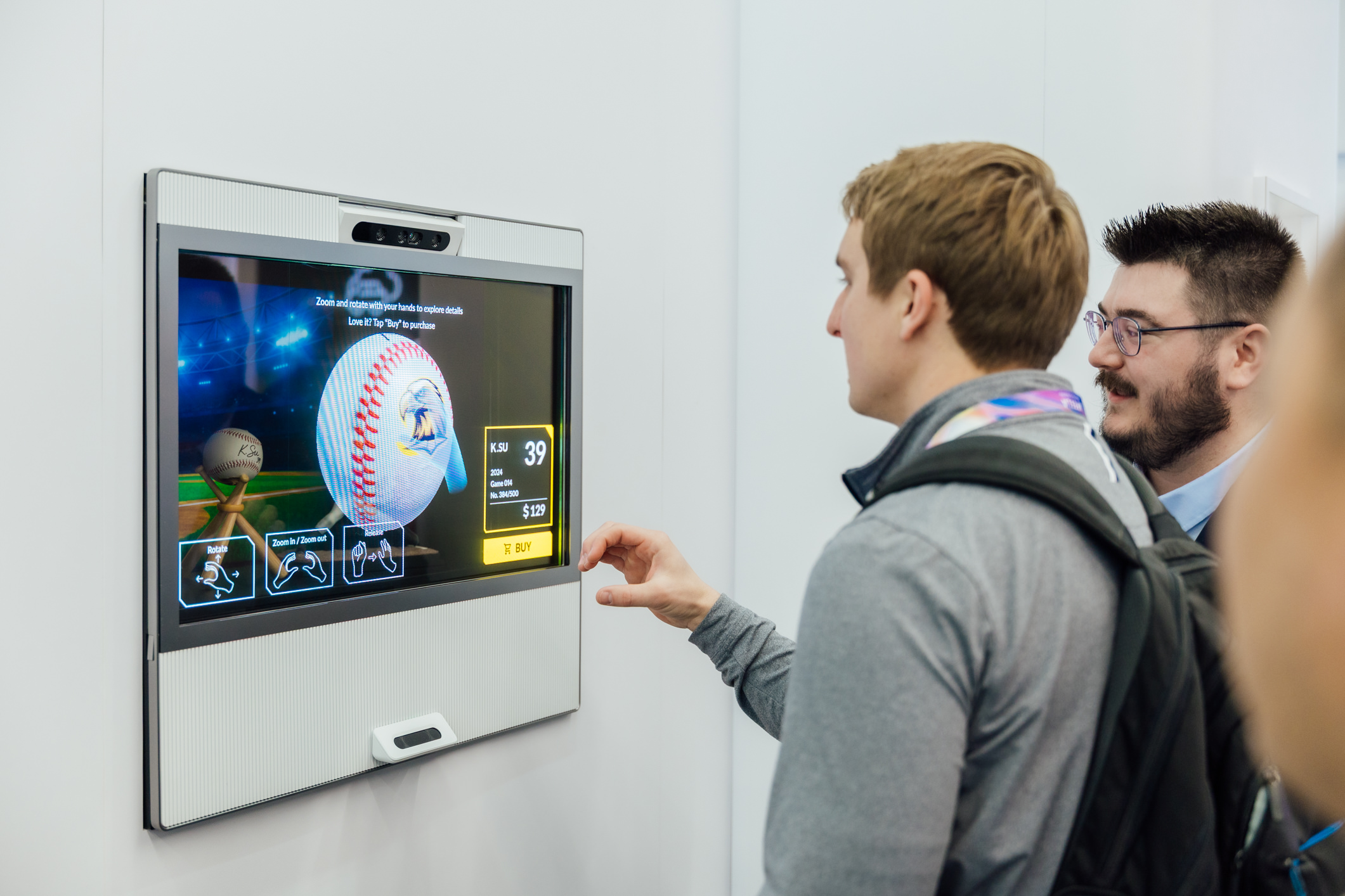 非凡娱乐智慧行动透过专属展间，与客户深度聚焦，密切探讨产品协作共创的机会与落地的可能性，激发人车互动的创新再进化，并结合输出国际的Micro LED前瞻技术跨界应用，揭开更多元精彩的应用情境。