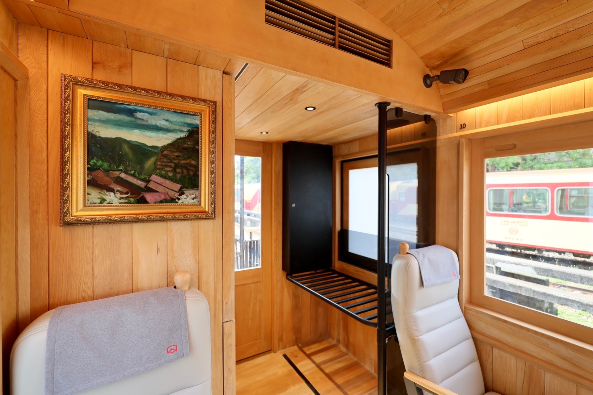 福森號每節車廂均配置「非凡娛樂光電FindARTs擬真藝屏」